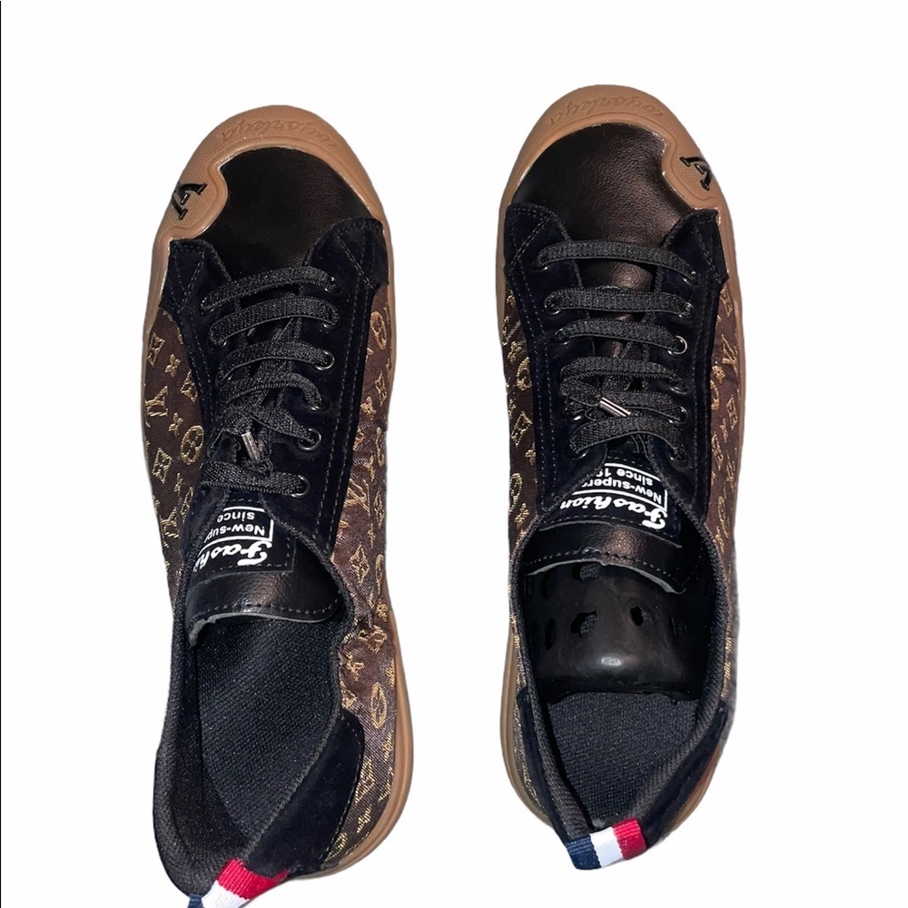 Men’s snackers never worn